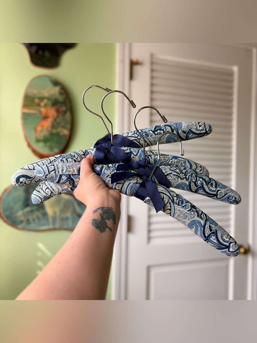 Padded Paisley Style Print Fabric Hangers in Navy and Cream - Set of 4 - Picture 4 of 6